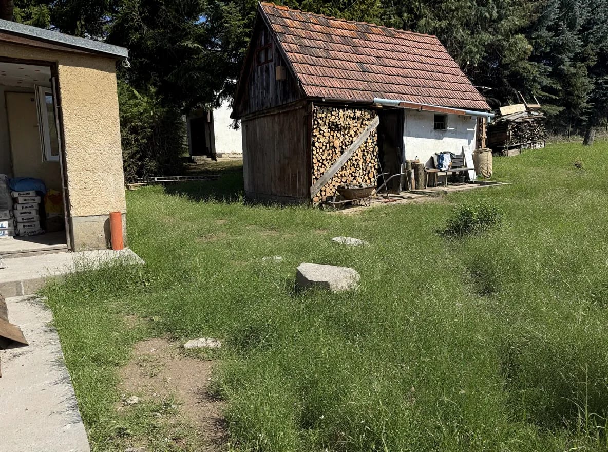Pozemok pred prvou obhliadkou, nálet, kamene, nerovný terén (spis-polnohospodarska)